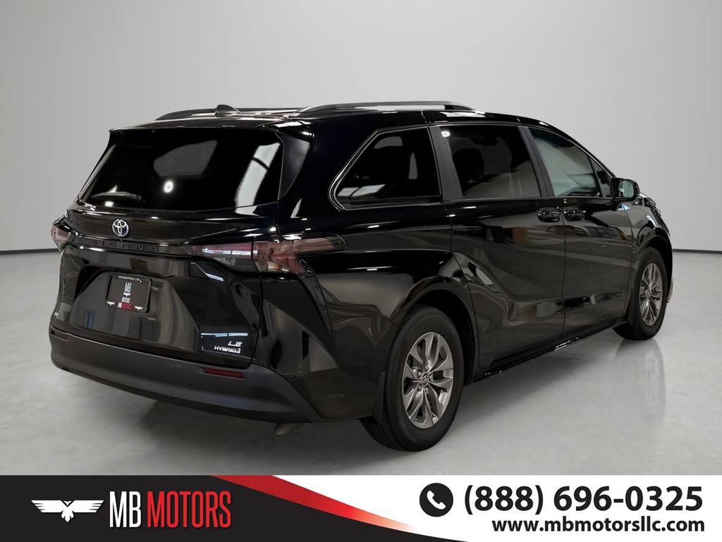 Used 2024 Toyota Sienna LE AWD/4WD image 4