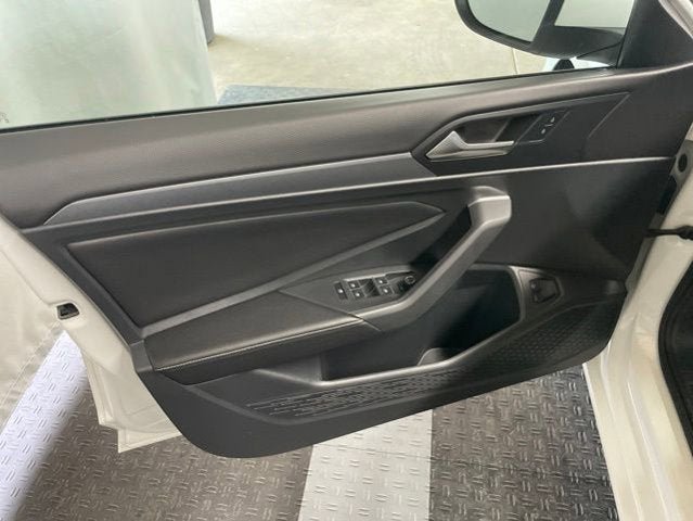 Certified 2023 Volkswagen Jetta SE w/ Panoramic Sunroof Package FWD image 10