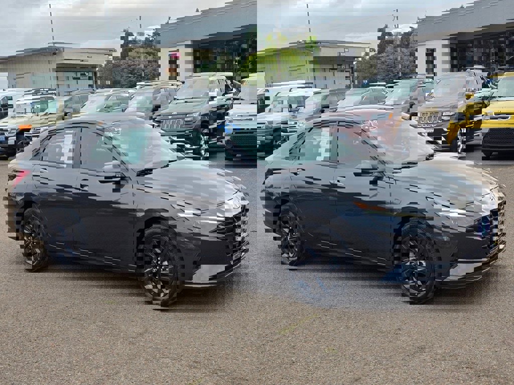 Used 2023 Hyundai Elantra SEL w/ Cargo Package image 2