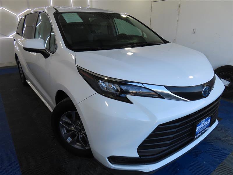 Used 2024 Toyota Sienna LE image 5