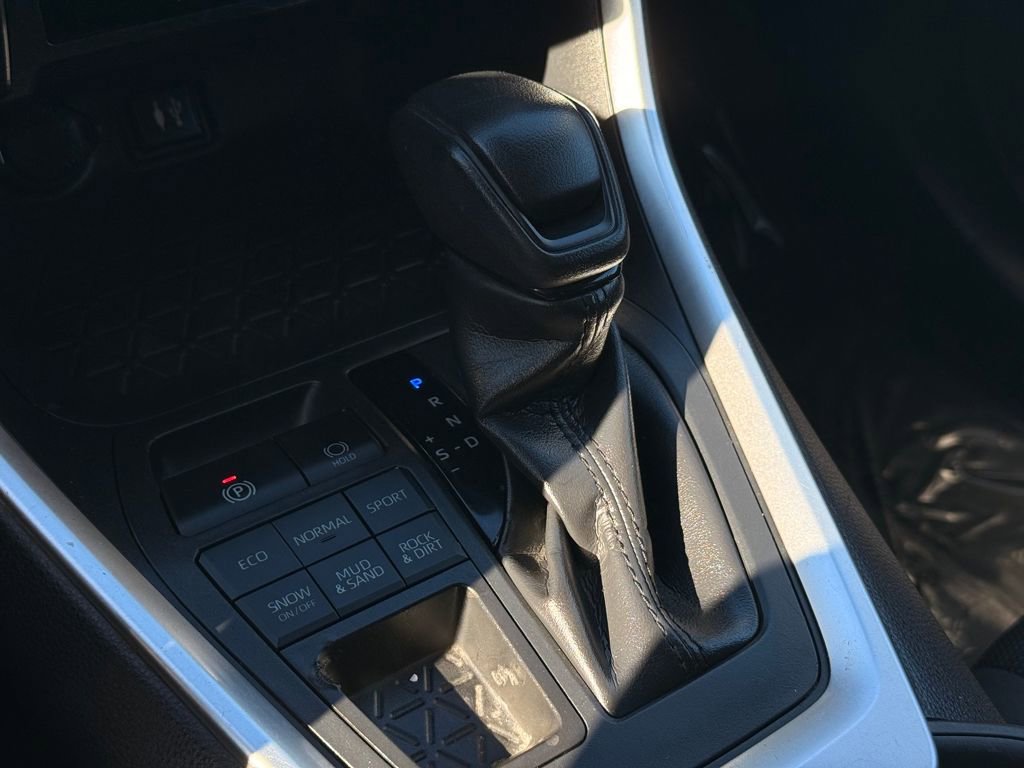 Used 2019 Toyota RAV4 LE w/ Carpet Mat Package image 33