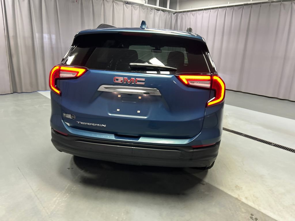Used 2024 GMC Terrain SLE w/ Driver Convenience Package FWD image 6