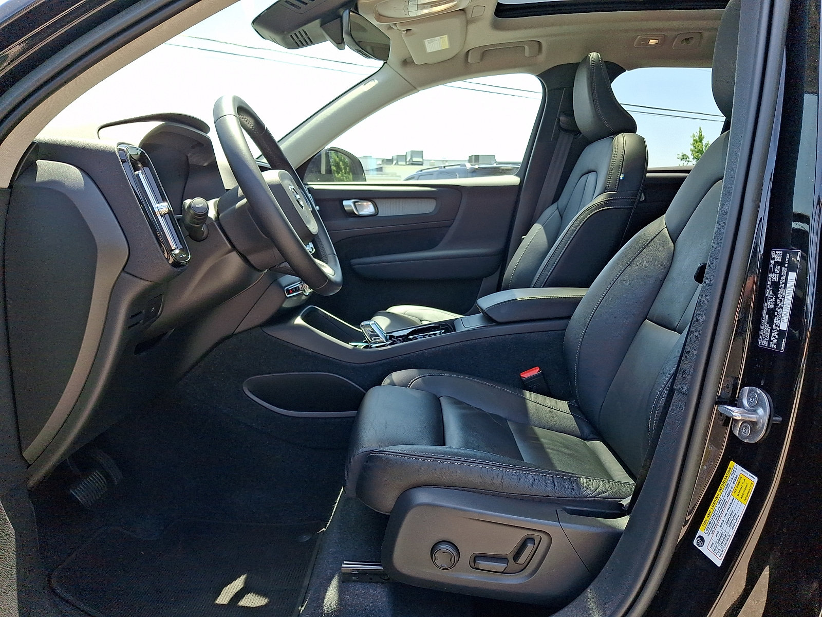 Used 2023 Volvo XC40 B5 Plus w/ Climate Package AWD/4WD image 13