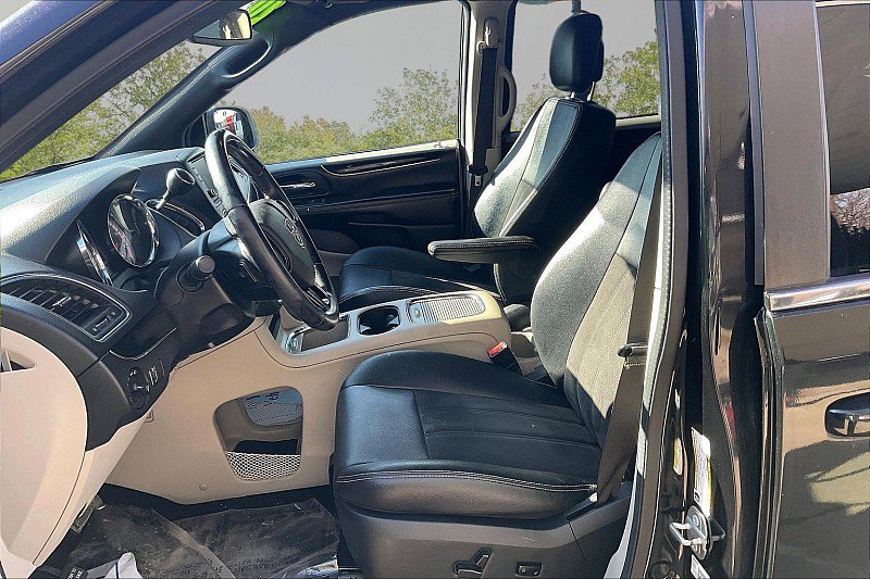 Used 2020 Dodge Grand Caravan SXT image 19