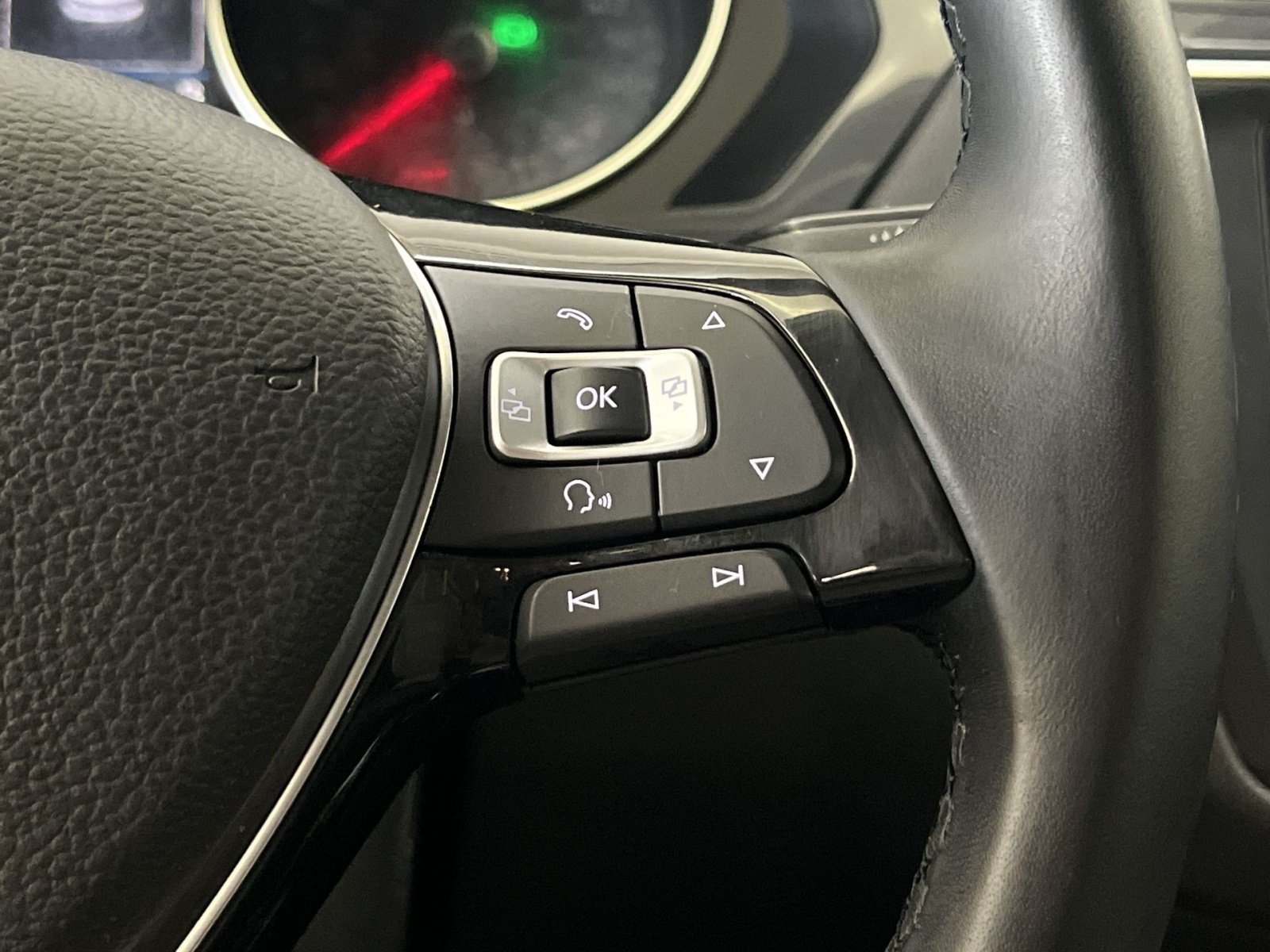 Used 2018 Volkswagen Tiguan SE AWD/4WD image 33