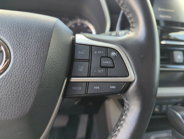 Used 2022 Toyota Highlander XLE FWD image 43