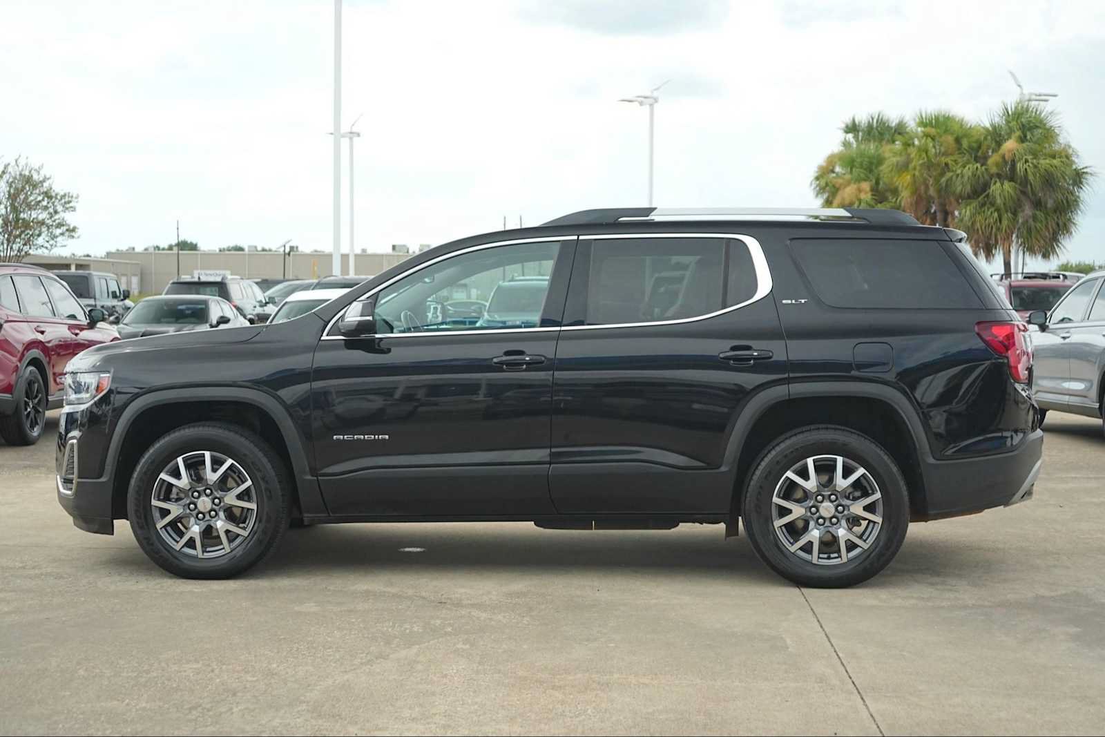 Used 2023 GMC Acadia SLT FWD image 3