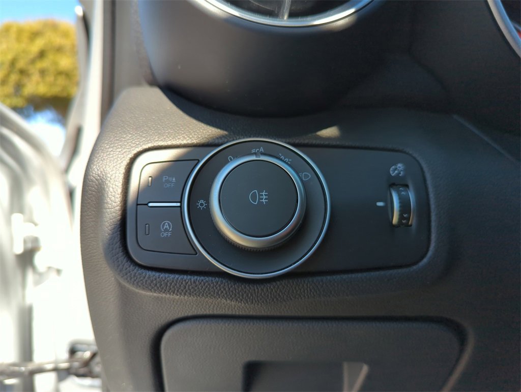 Used 2019 Alfa Romeo Giulia Base image 39