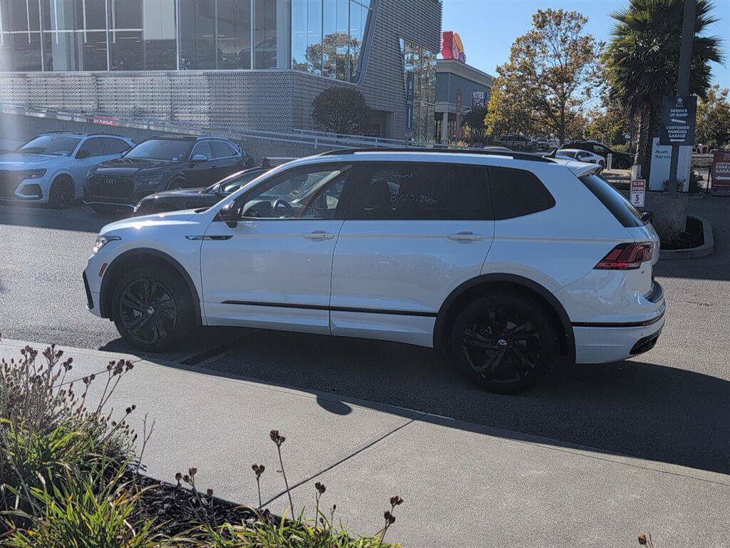 Used 2024 Volkswagen Tiguan SE R-Line AWD/4WD image 9
