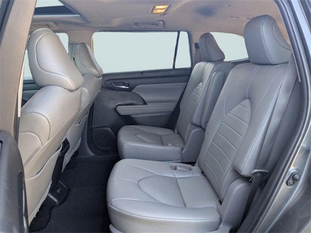 Used 2022 Toyota Highlander XLE image 14