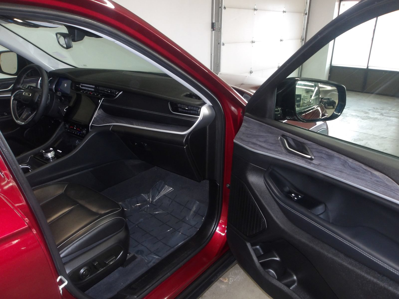 Used 2023 Jeep Grand Cherokee Limited AWD/4WD image 15