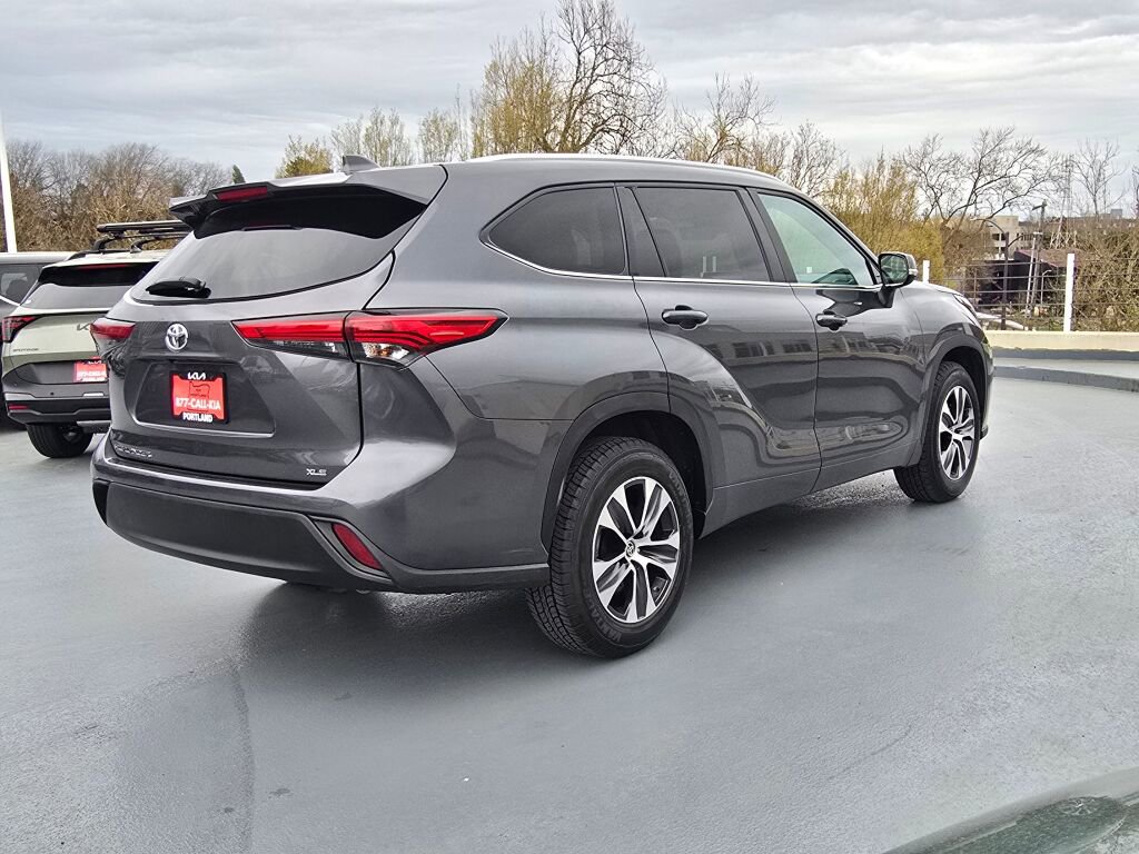 Used 2023 Toyota Highlander XLE FWD image 3