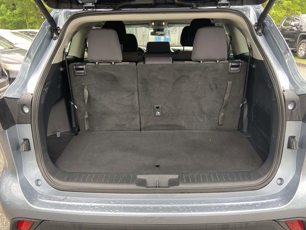 Used 2024 Toyota Highlander LE FWD image 18