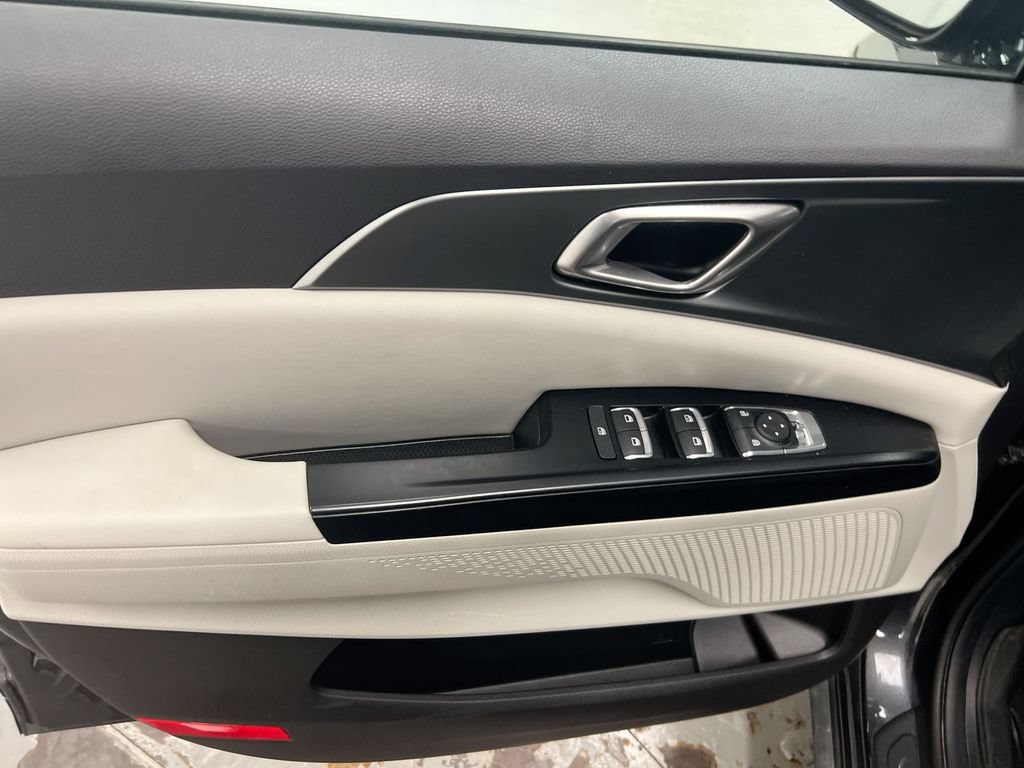 Used 2023 Kia Carnival LX FWD image 20