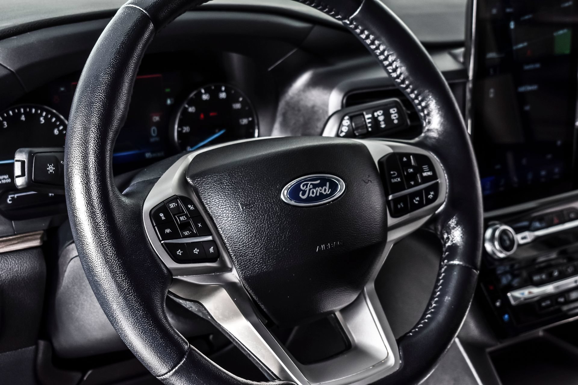 Used 2023 Ford Explorer Limited AWD/4WD image 18