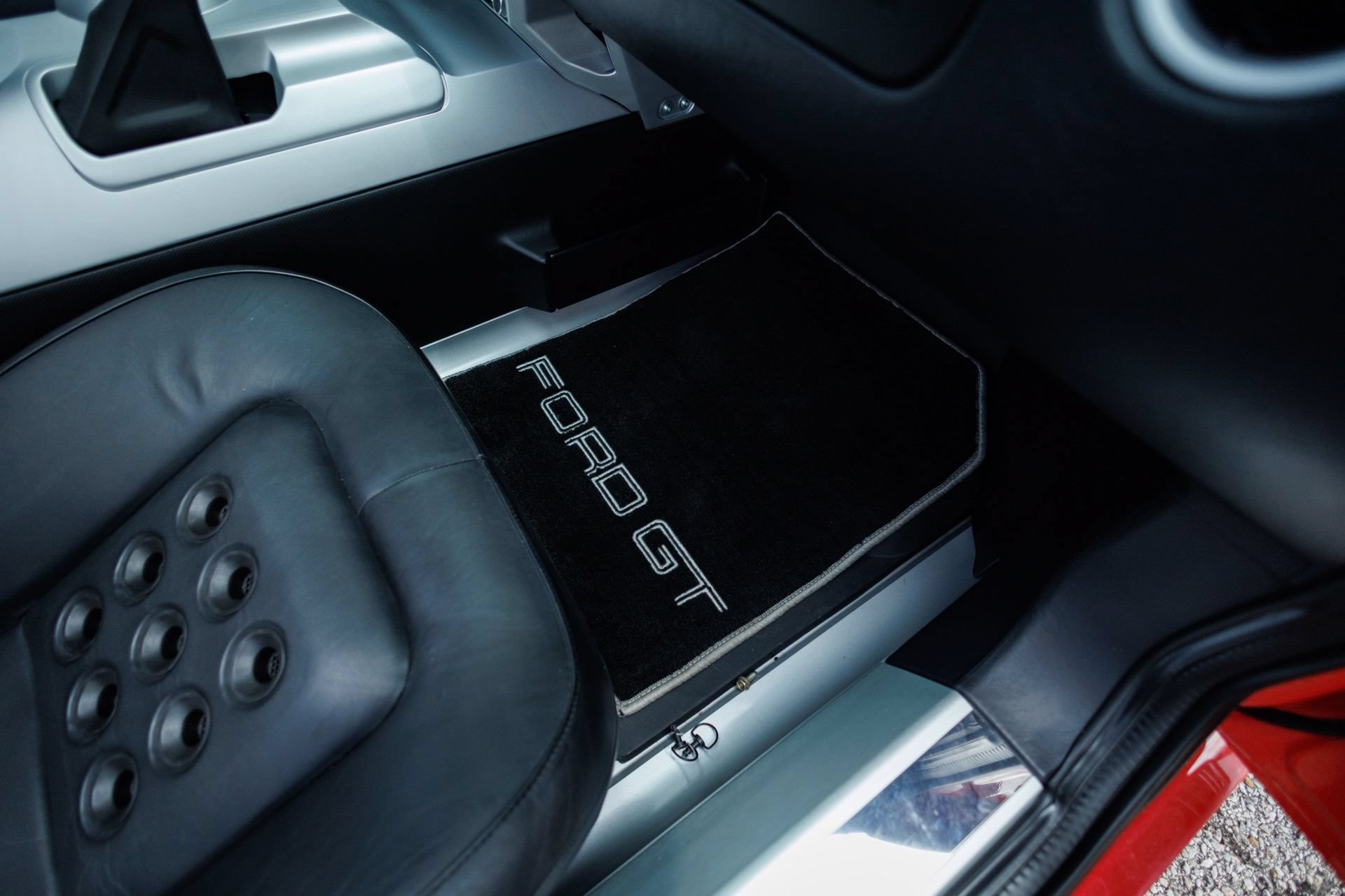 Used 2005 Ford GT RWD image 50