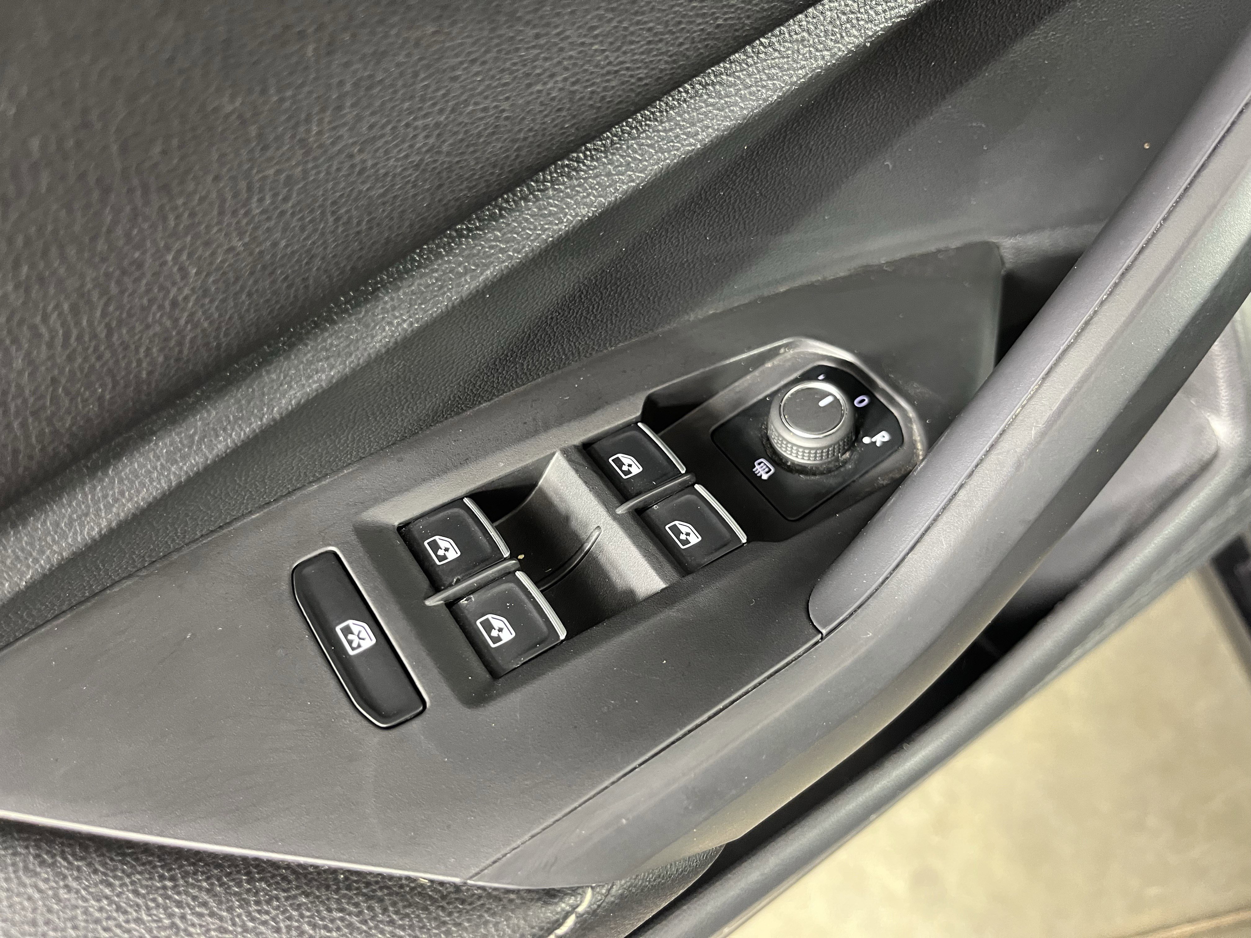 Certified 2023 Volkswagen Jetta SE w/ Panoramic Sunroof Package image 19