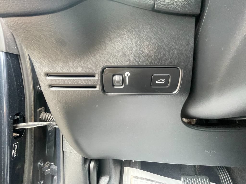 Used 2022 Volvo XC40 T5 Momentum AWD/4WD image 14