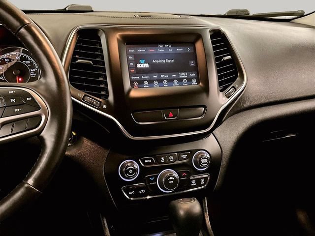 Used 2019 Jeep Cherokee Latitude Plus w/ Cold Weather Group AWD/4WD image 6