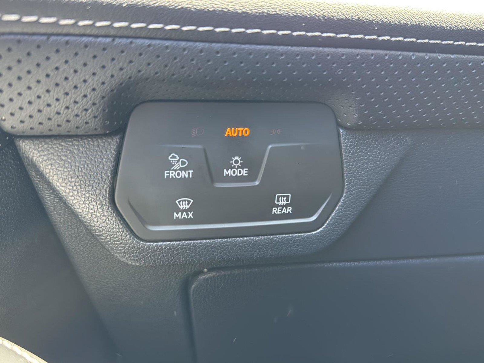 Used 2025 Volkswagen Atlas SE AWD/4WD image 16