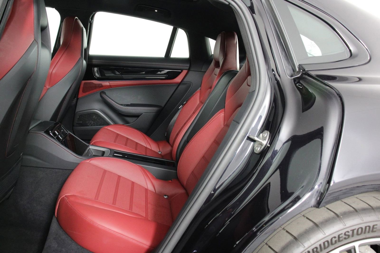 Certified 2025 Porsche Panamera image 33