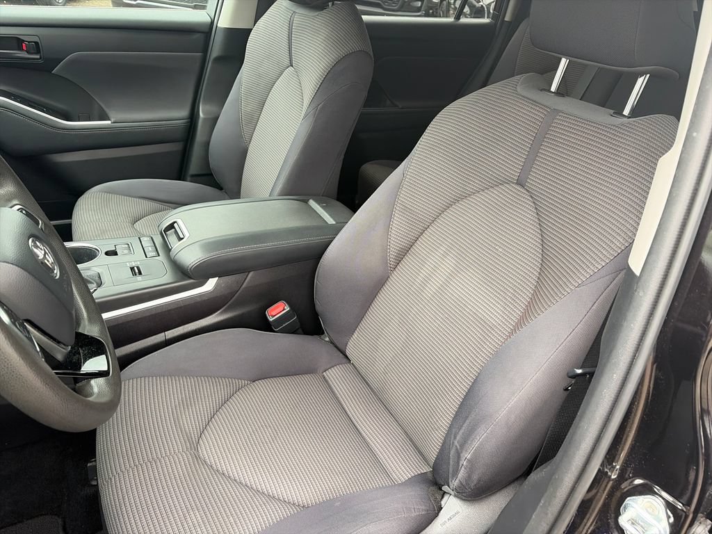 Used 2021 Toyota Highlander L FWD image 11