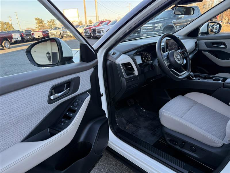 Used 2023 Nissan Rogue SV image 25