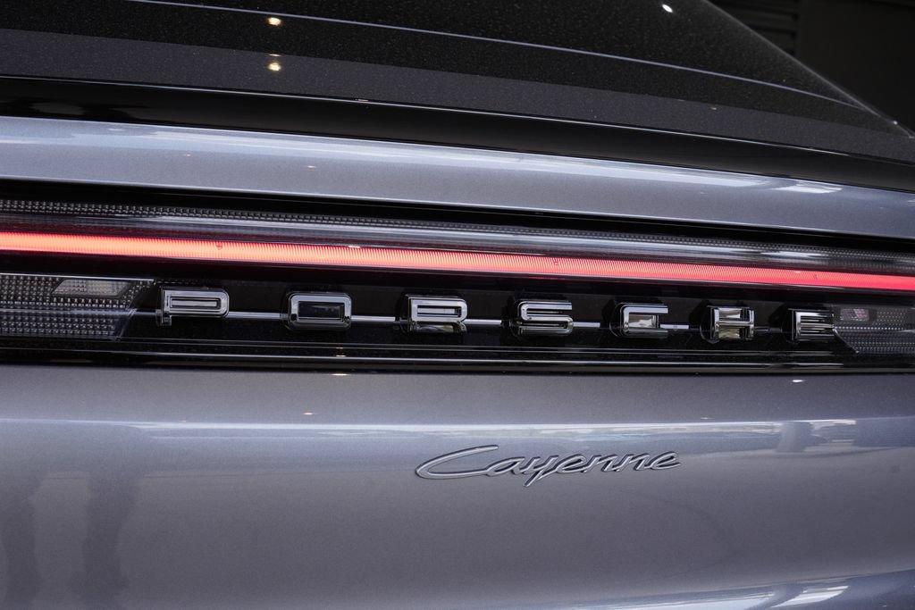 New 2026 Porsche Cayenne Coupe AWD/4WD image 8