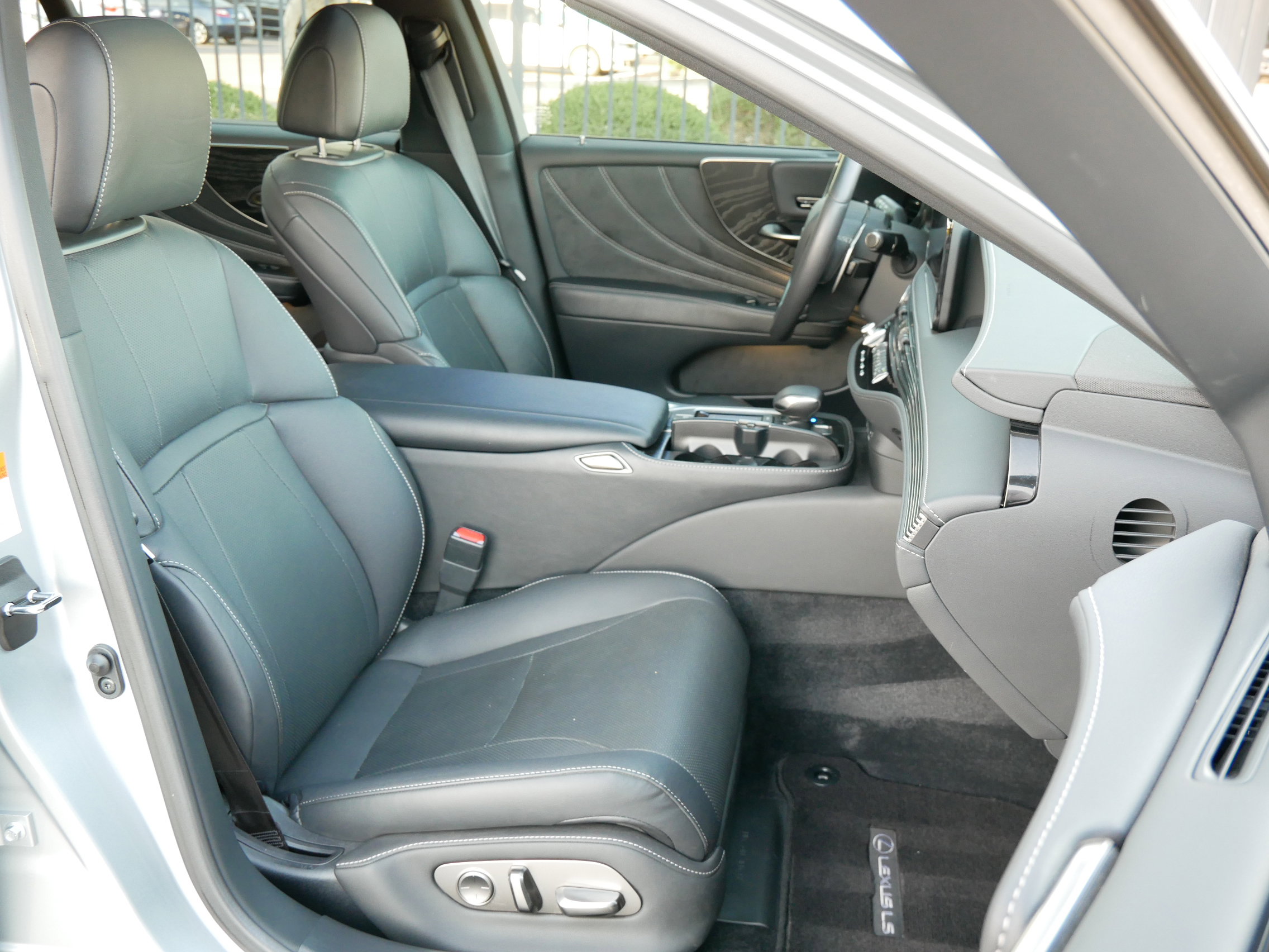 Used 2022 Lexus LS 500 image 8