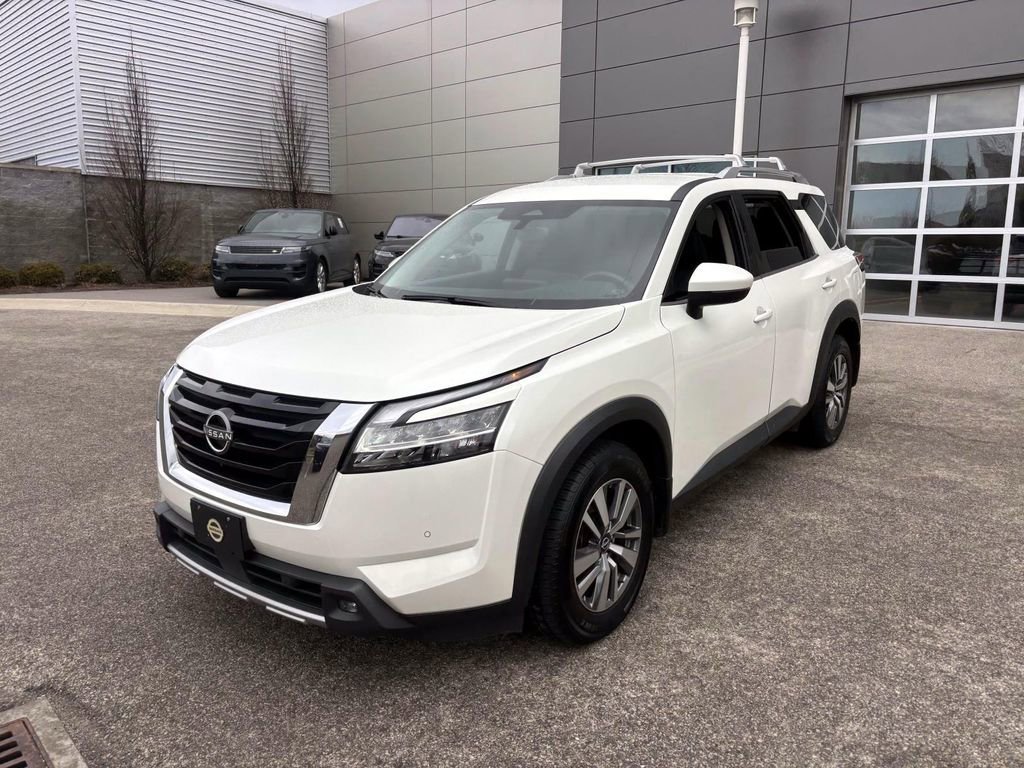 Used 2022 Nissan Pathfinder SL image 3