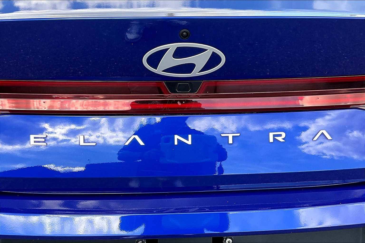 Used 2024 Hyundai Elantra SEL w/ Convenience Package image 9