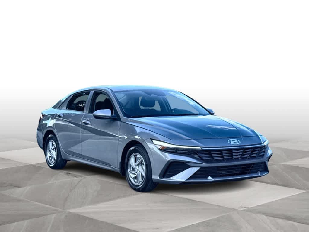 Used 2026 Hyundai Elantra SE FWD image 2