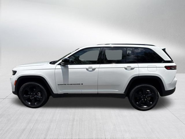 Certified 2024 Jeep Grand Cherokee Limited w/ Black Appearance Package RWD image 9