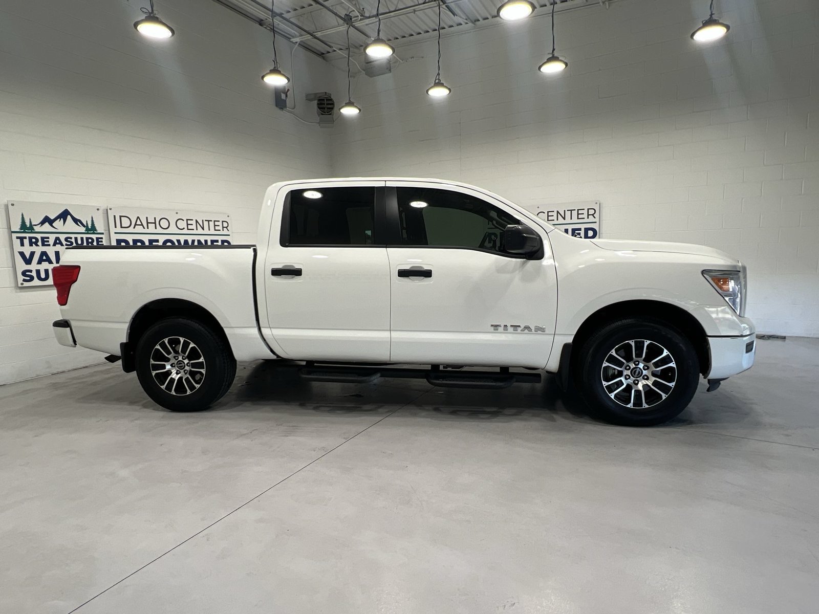 Used 2024 Nissan Titan SV AWD/4WD image 9