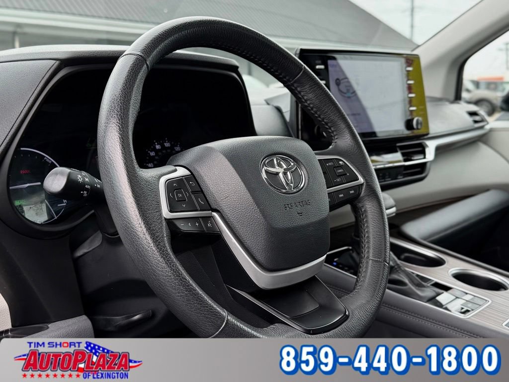 Used 2024 Toyota Sienna XLE FWD image 3