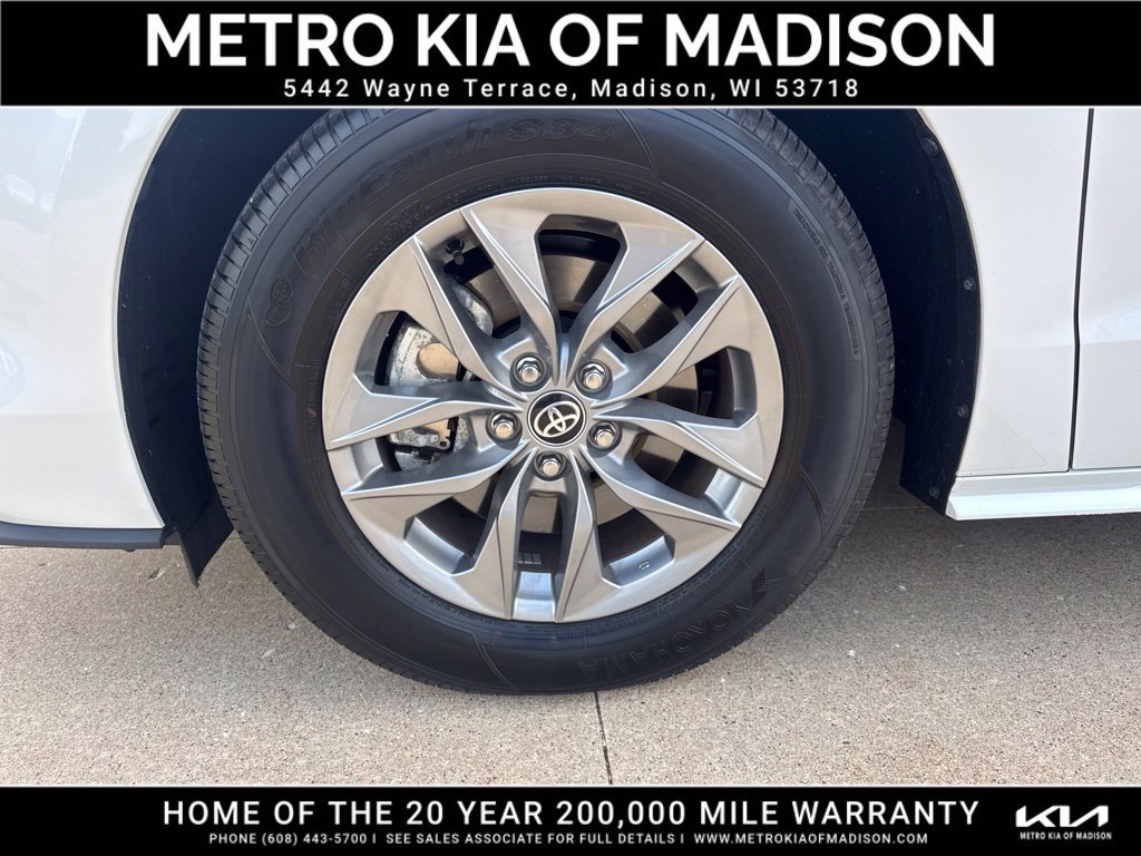 Used 2025 Toyota Sienna XLE AWD/4WD image 10