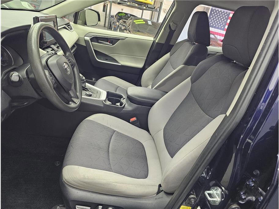 Used 2020 Toyota RAV4 XLE image 9