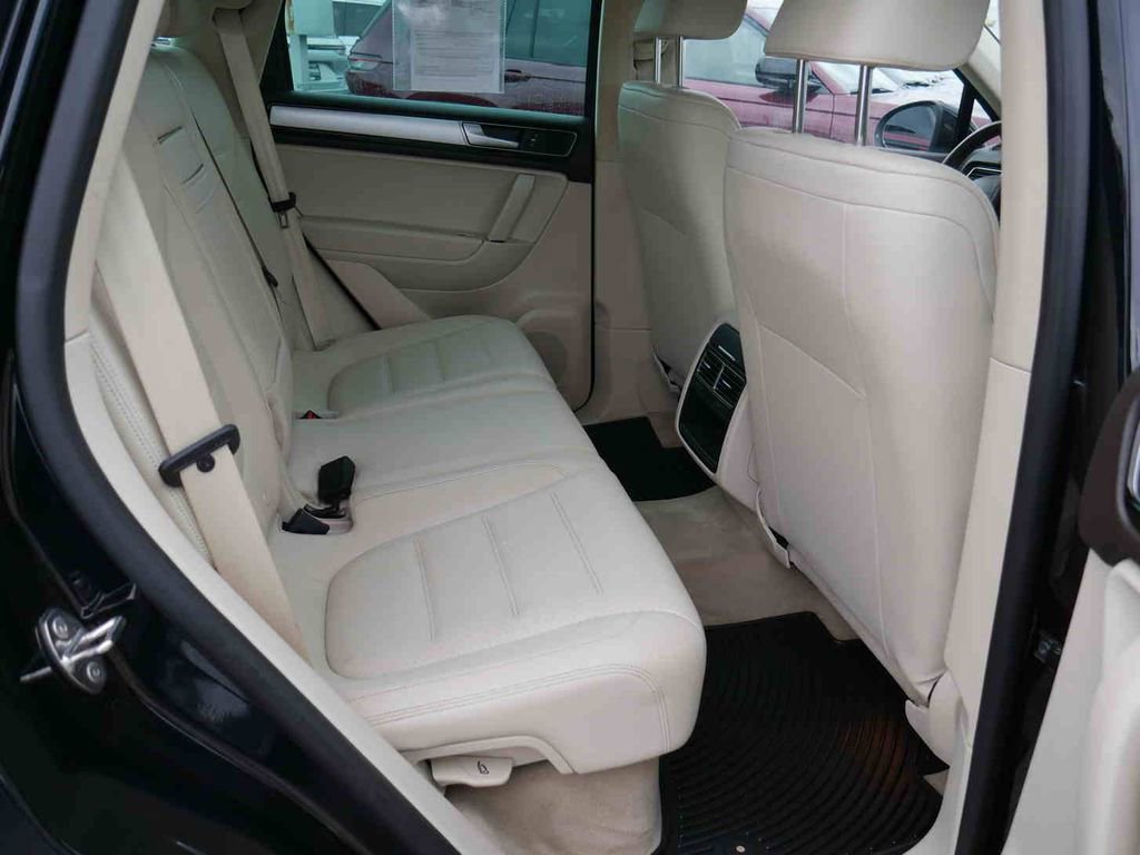 Used 2017 Volkswagen Touareg Sport image 22