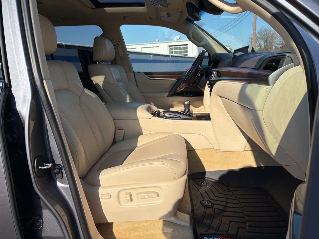 Used 2020 Lexus LX 570 4WD w/ Luxury Package image 30
