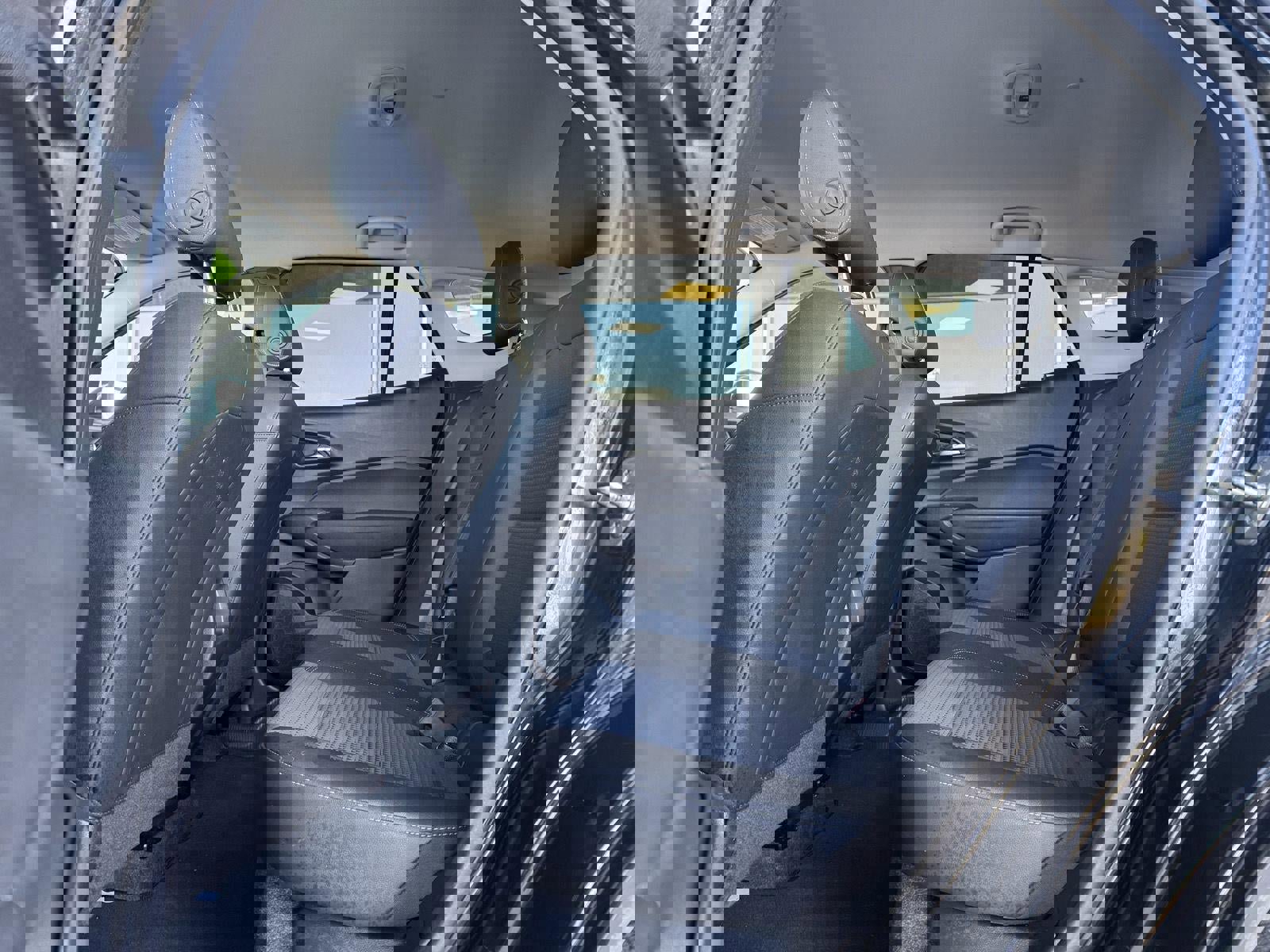 Used 2025 Chevrolet Trax LT w/ LT Convenience Package FWD image 12