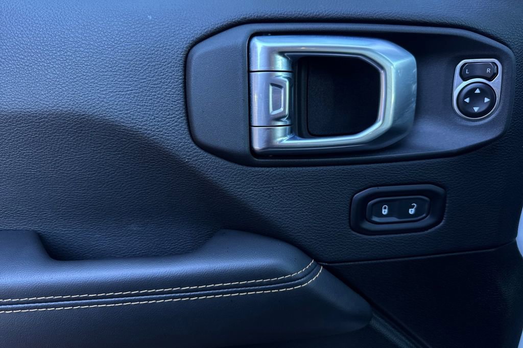 Used 2024 Jeep Wrangler Sahara image 11