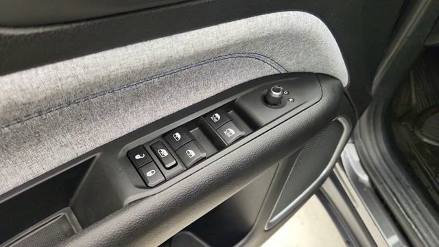 Used 2023 Jeep Compass Latitude AWD/4WD image 17