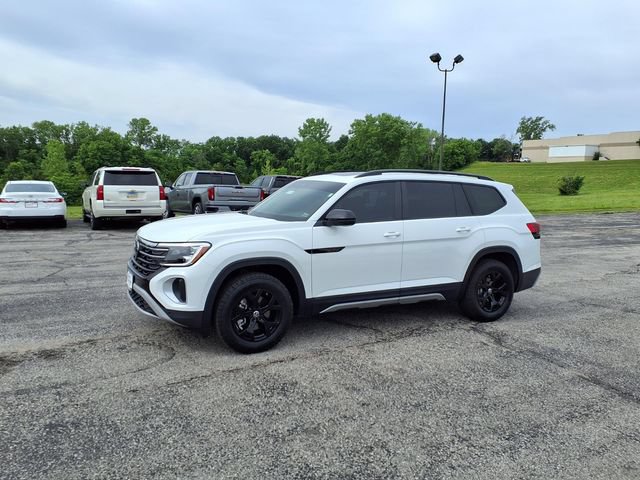 Used 2025 Volkswagen Atlas Peak Edition SE AWD/4WD image 39