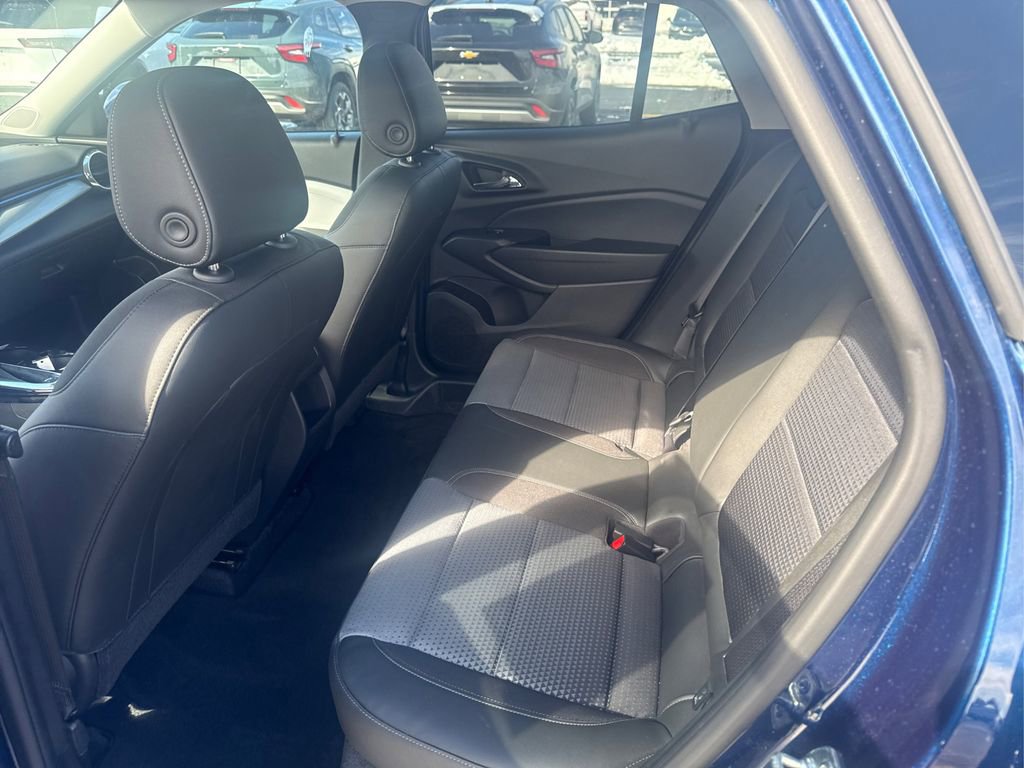 Used 2024 Chevrolet Trax LT w/ Sunroof Package FWD image 21