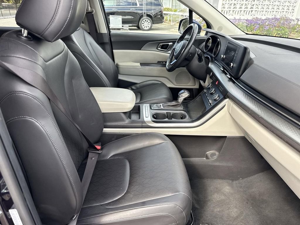 Used 2024 Kia Carnival LX image 25
