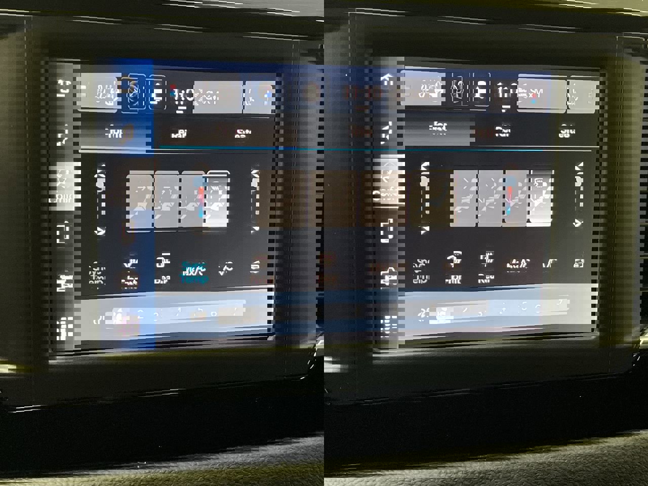 Used 2023 Chrysler Voyager LX image 19