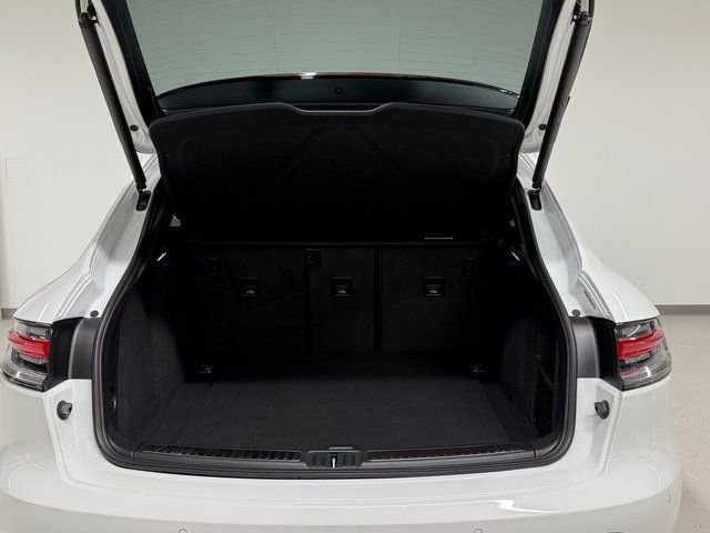 Certified 2026 Porsche Macan AWD/4WD image 12