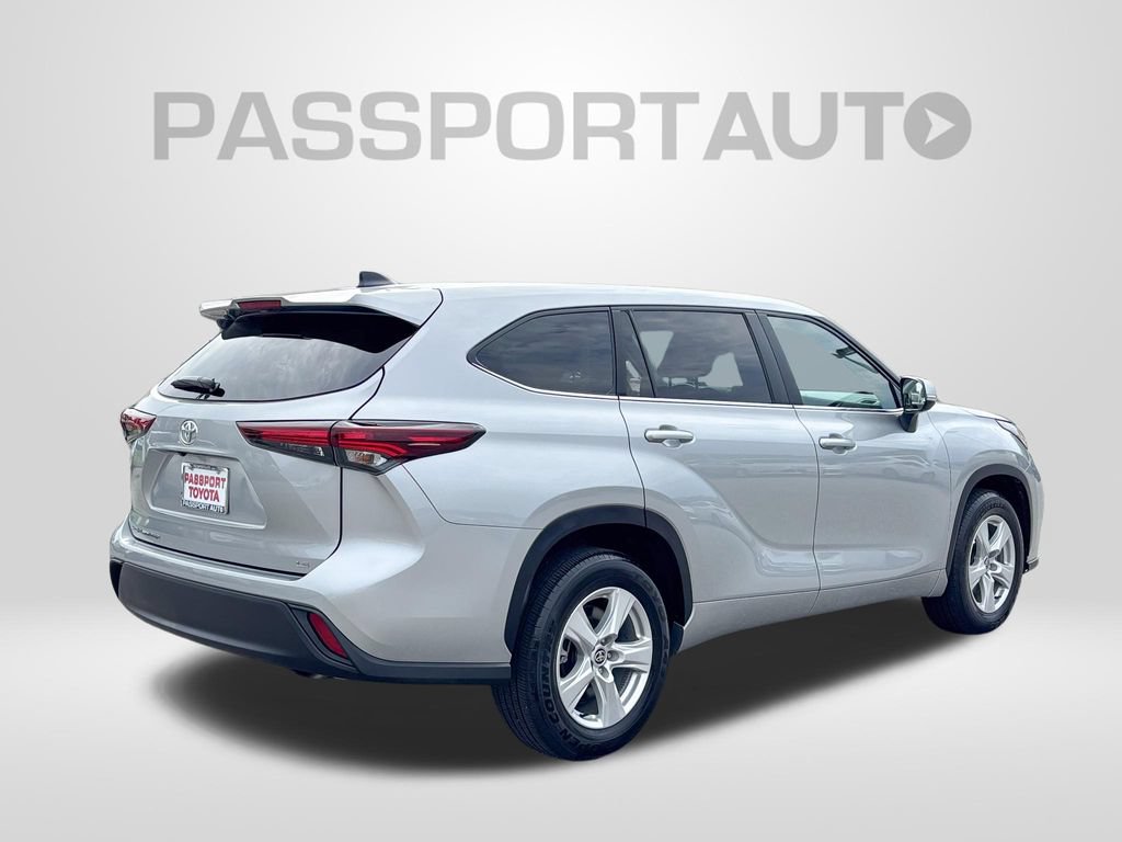 Used 2025 Toyota Highlander LE FWD image 8