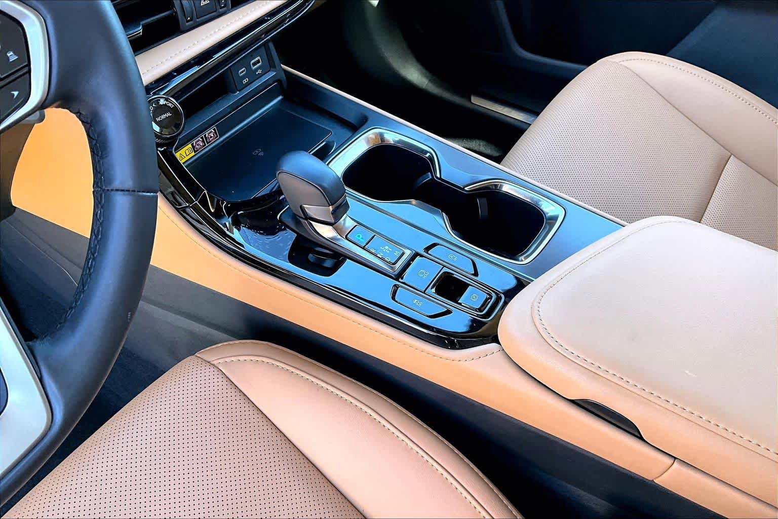 Used 2025 Lexus NX 250 FWD w/ Accessory Package (Z1) image 17