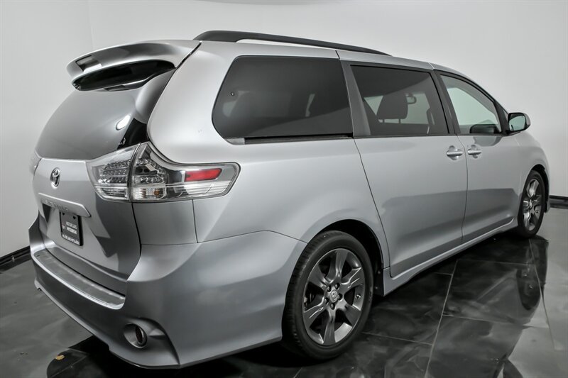 Used 2016 Toyota Sienna SE w/ SE Preferred Package FWD image 9